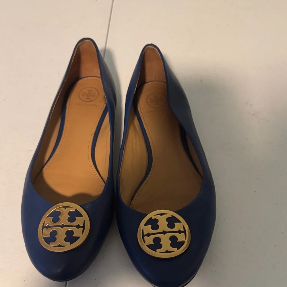 Tory Burch Navy Flats with Gold Emblem - Picture 9 of 10